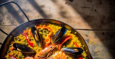 Secrets d'une poêle à paella : techniques authentiques